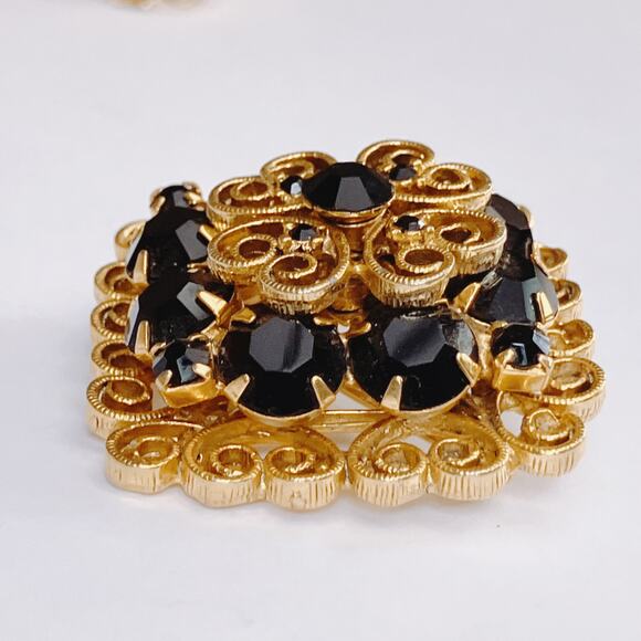 Vintage Gold Filigree Brooch Black Glass Rhinestones Scrollwork Tiered Layered - Picture 5 of 8